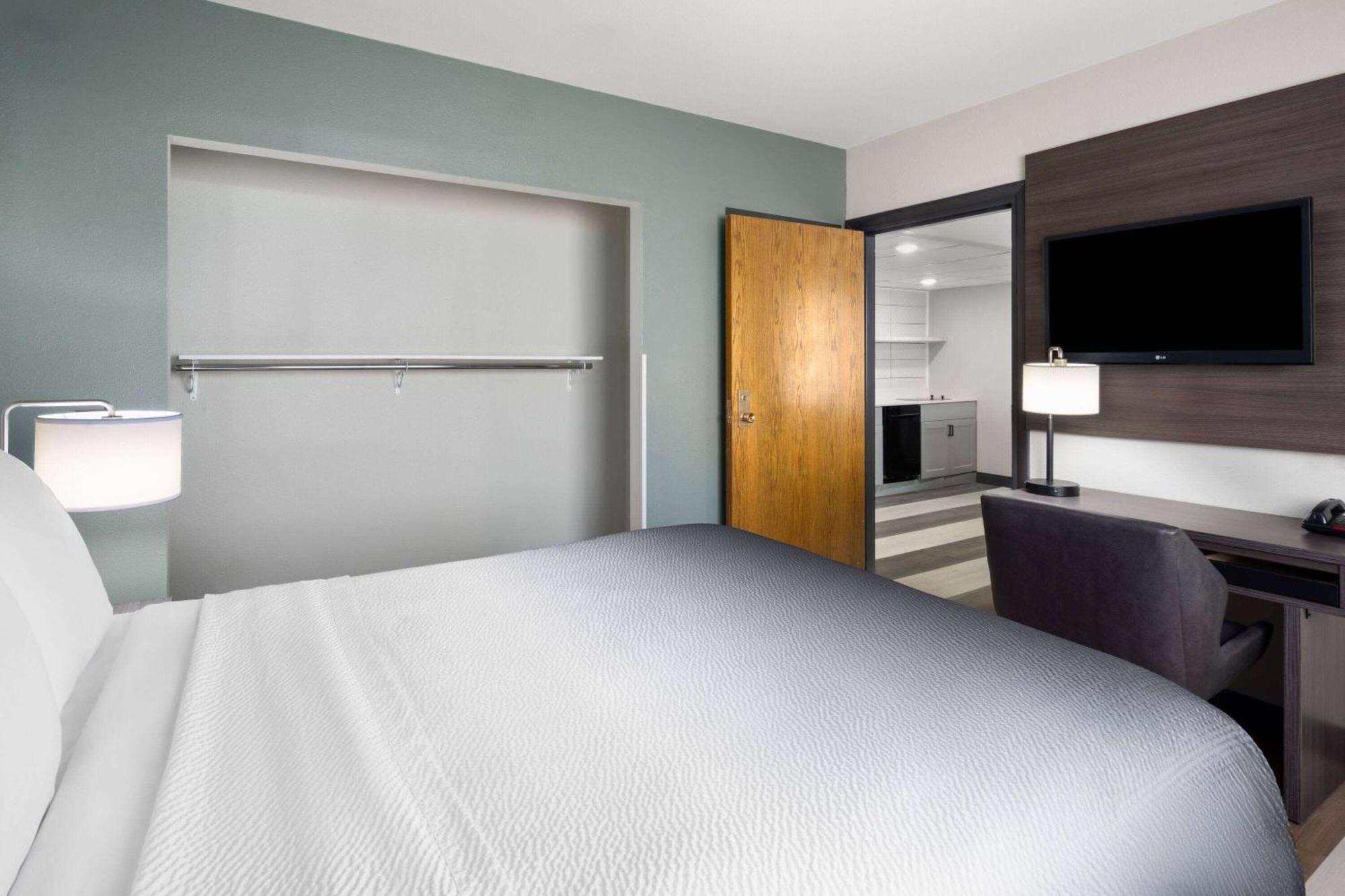 Hotel Super 8 By Wyndham 3*