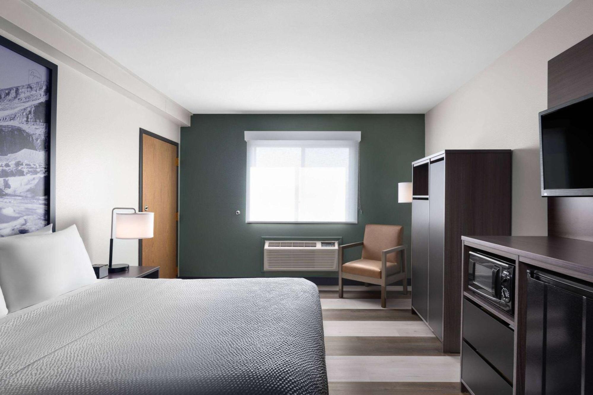 Super 8 By Wyndham Hotel 3*